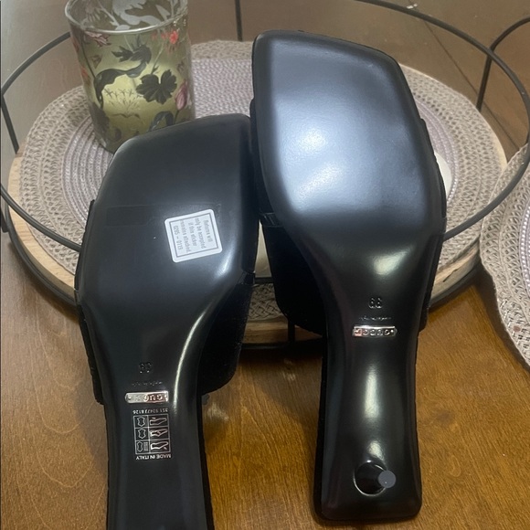 Gucci Women's Black Velvet Heels - Picture 7 of 14